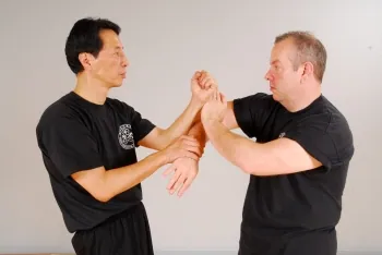 sam kwok showing bong lap drill for wing chun